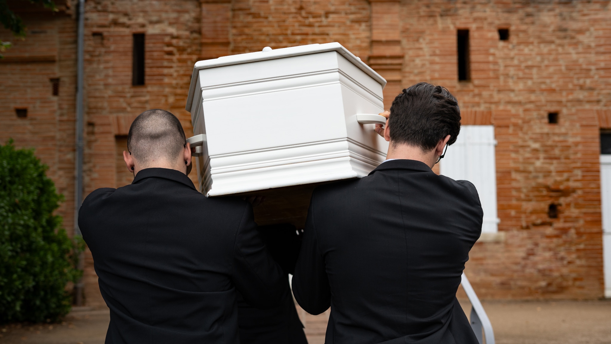 pompes funèbres gimenez cérémonie d'enterrement marche funèbre cercueil porteurs