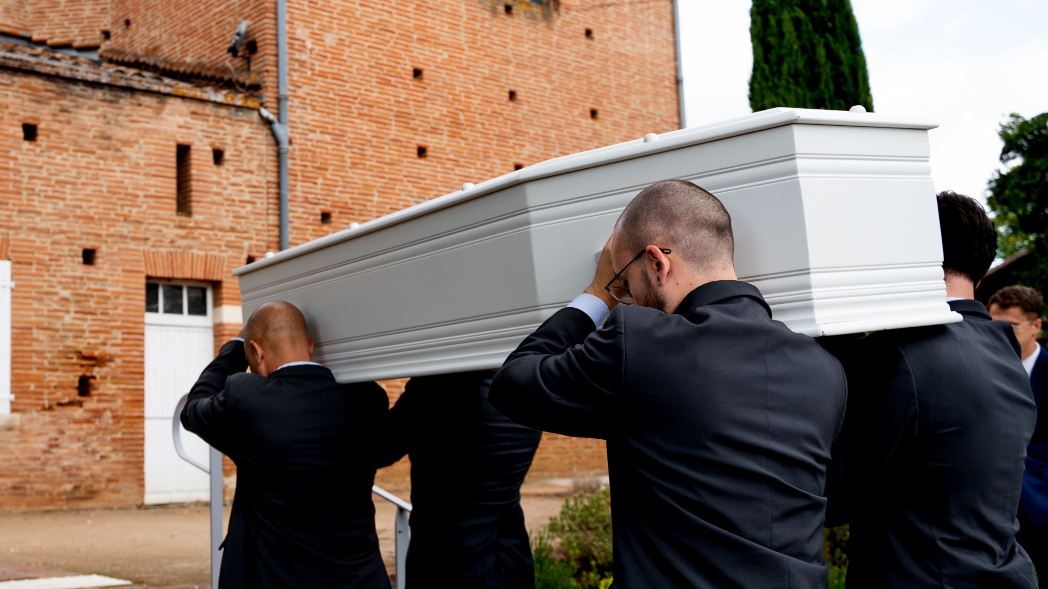 pompes funèbres gimenez cérémonie d'enterrement porteurs cercueil église